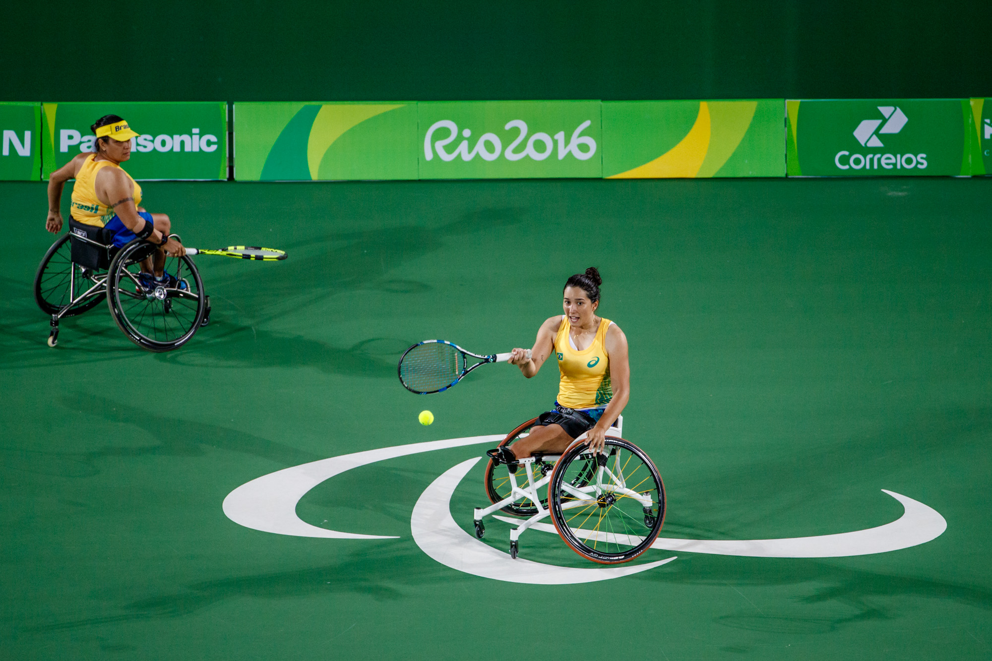 Rio de Janeiro, Brasil, 9 de Setembro de 2016. Brasileiras Natalia Mayara (dir) e Rejane Candida (esq) na primeira fase do torneio de Tênis em Cadeira de Rodas -  Estádio Olímpico de Tênis - Jogos Paralímpicos Rio 2016. Créditos: Heusi Action / Gabriel Heusi